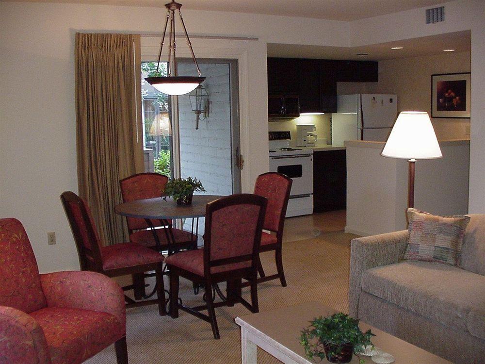 The Inn At Tallgrass Wichita Room photo