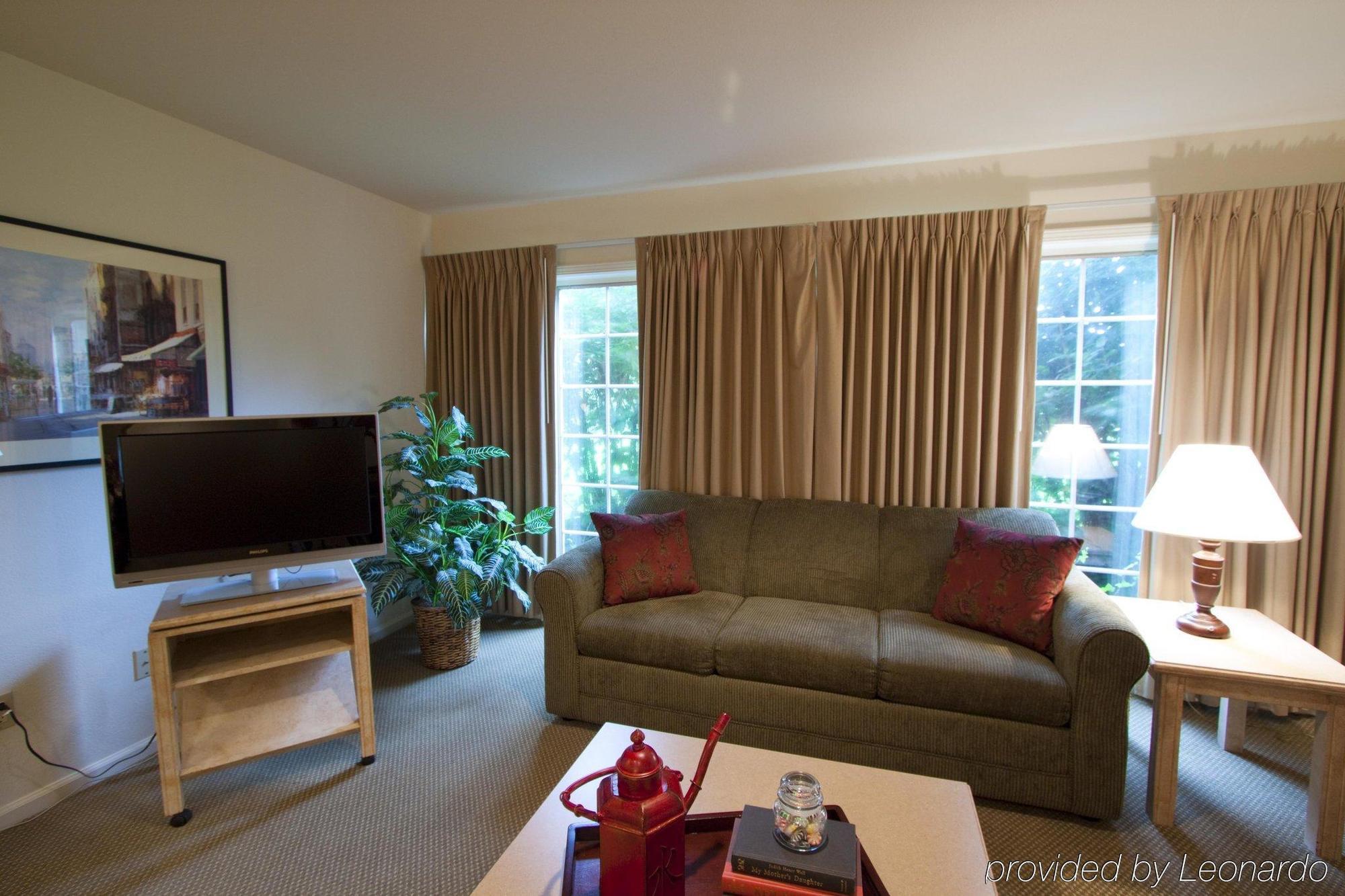 The Inn At Tallgrass Wichita Room photo