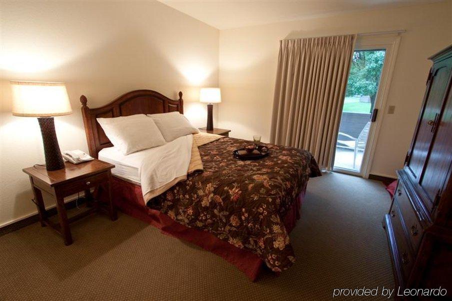 The Inn At Tallgrass Wichita Room photo