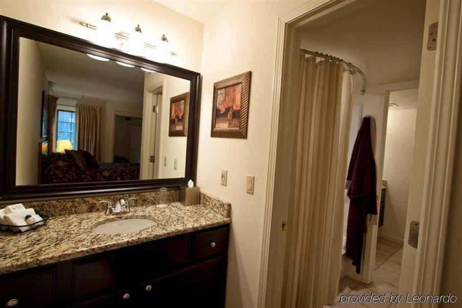 The Inn At Tallgrass Wichita Room photo